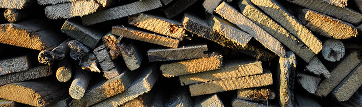 Holzscheite dicht an dicht